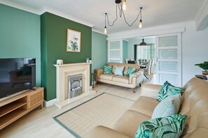Smart TV, fireplace - Chester home only 2km from famous Races and Roman City, sleeps 6 by Restfully (Chester)
