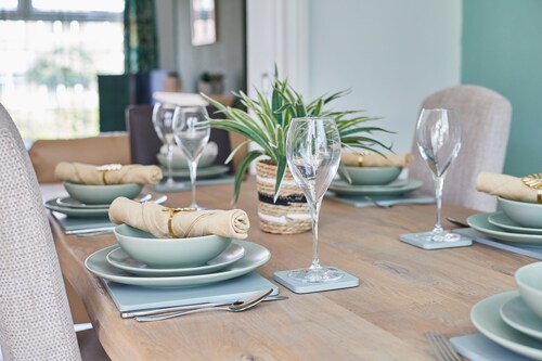 Chester home only 2km from famous Races and Roman City, sleeps 6 by Restfully