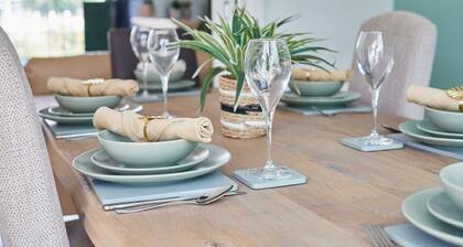 Chester home only 2km from famous Races and Roman City, sleeps 6 by Restfully