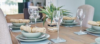 Chester home only 2km from famous Races and Roman City, sleeps 6 by Restfully