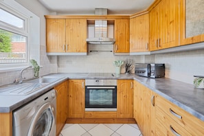 Microwave, oven, stovetop - Chester home only 2km from famous Races and Roman City, sleeps 6 by Restfully (Chester)