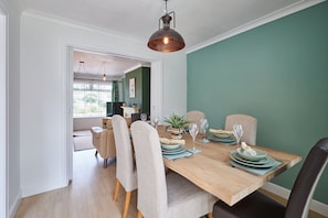 Dining - Chester home only 2km from famous Races and Roman City, sleeps 6 by Restfully (Chester)