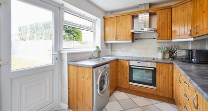 Chester home only 2km from famous Races and Roman City, sleeps 6 by Restfully