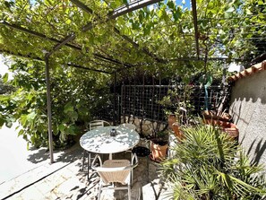 Outdoor dining - Holiday apartment comfortable and air conditioned near the sea (Novi Vinodolski)