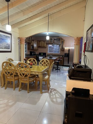 Dining - King’s family friendly & Jacuzzi, 5 minutes from the Cinnamon Hill Golf Course. (Montego Bay)