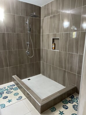 Hair dryer, towels, soap, shampoo - King’s family friendly & Jacuzzi, 5 minutes from the Cinnamon Hill Golf Course. (Montego Bay)