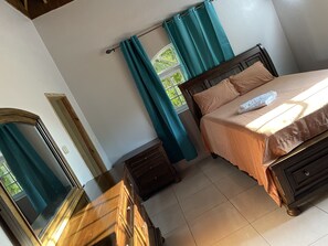 5 bedrooms, iron/ironing board, WiFi, bed sheets - King’s family friendly & Jacuzzi, 5 minutes from the Cinnamon Hill Golf Course. (Montego Bay)