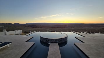 Piscina a l'aire lliure i piscina climatitzada