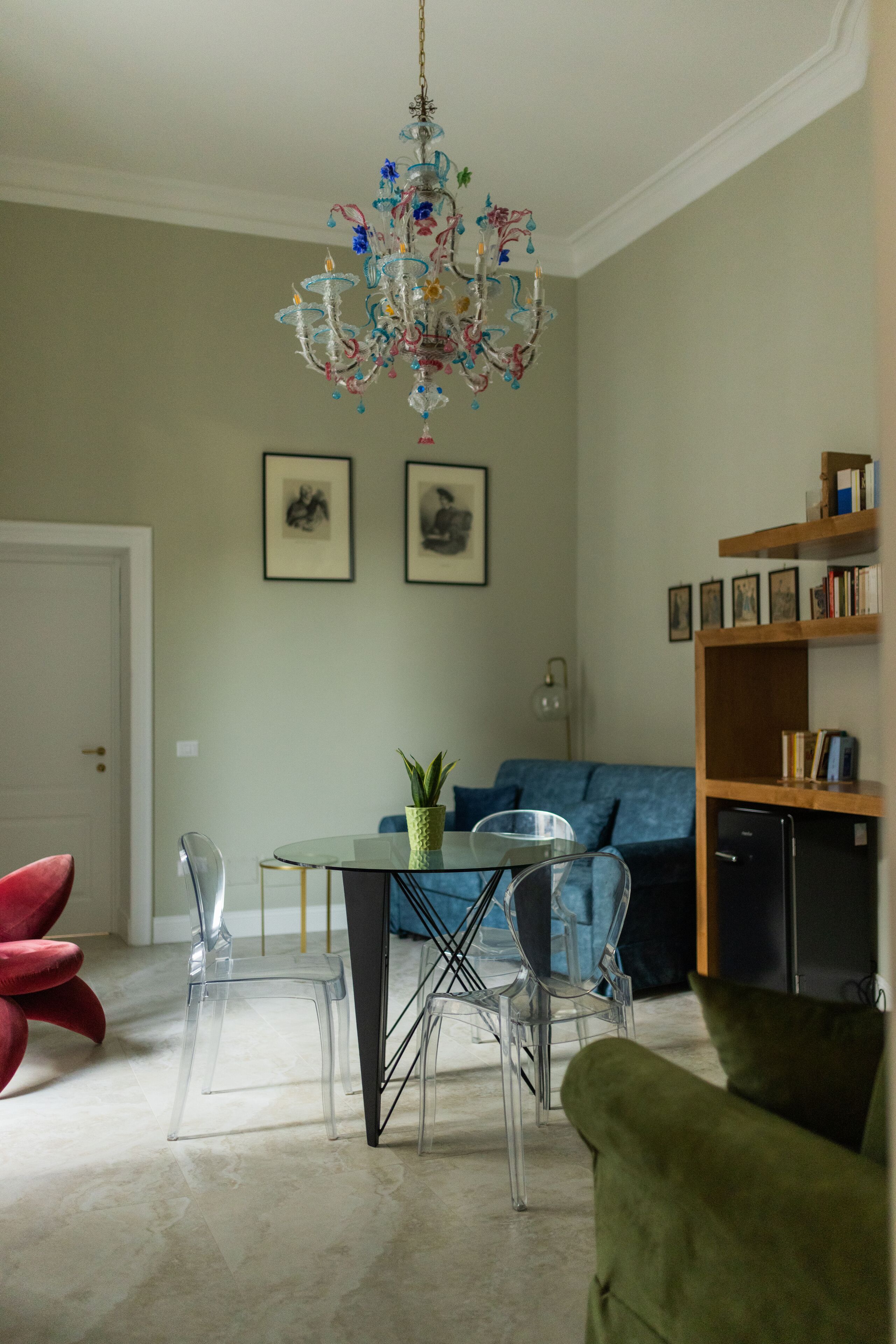Deluxe-suite - balkon - udsigt til have | Opholdsområde | 50-tommers smart-tv med digitale kanaler, betalingsfilm