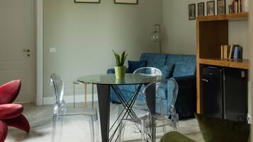 Deluxe-suite - balkon - udsigt til have | Opholdsområde | 50-tommers smart-tv med digitale kanaler, betalingsfilm