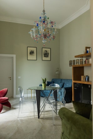Deluxe Suite, Balcony, Garden View | Living area | 50-inch Smart TV with digital channels, pay films, streaming services - Palazzo Murat Luxury Rooms (Arienzo)