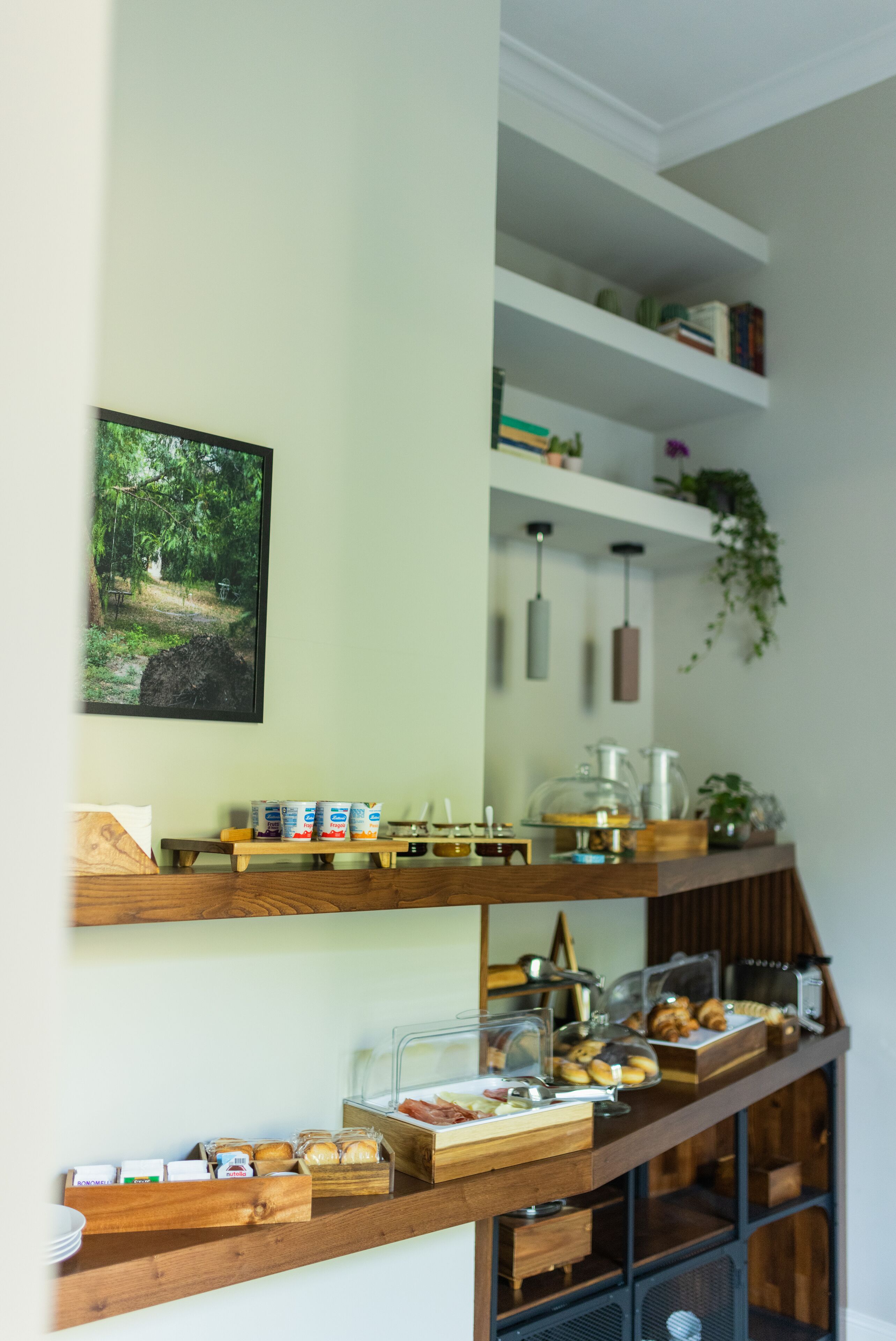 Daily continental breakfast (EUR 7 per person)