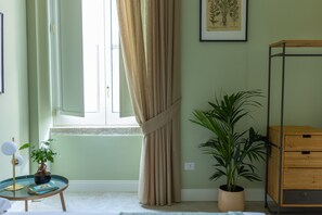 Deluxe-værelse - 1 queensize-seng - privat badeværelse - byudsigt | Italienske lagner fra Frette, premium-sengetøj, dundyner, minibar