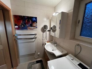 Douche, sĂšche-cheveux, serviettes fournies