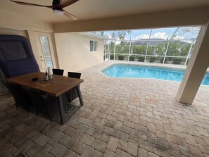 Una piscina al aire libre, una piscina climatizada