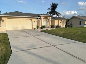 Property grounds - Remodeled pool home with upscale amenities and features, perfect for relaxing. (Cape Coral)