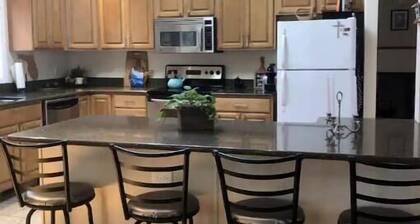 3BR Home In Hemlock Farms w Deck