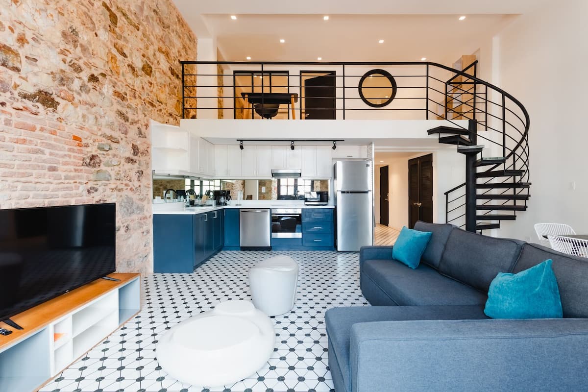 Un appartement moderne comprenant une cuisine, un coin repas et un salon.