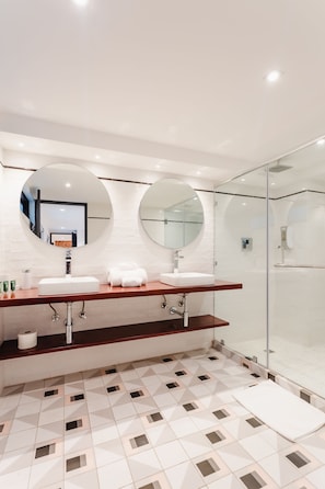 Apartment, 2 Schlafzimmer (1A) | Badezimmer | Dusche, Haartrockner, Fußbodenheizung (Badezimmer), Handtücher