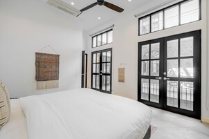 Apartment (2A) | Premium bedding, iron/ironing board, free WiFi, bed sheets