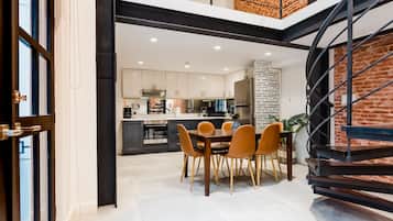 Apartamento, 2 quartos (1A) | Área de estar | Smart TV 40 polegadas com canais a cabo