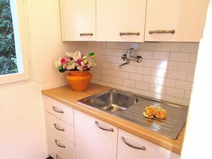 Wasserkocher mit Kaffee-/Teezubehör, Kühlschrank, Mikrowelle, Herdplatte