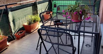 Spazioso Bilocale con Ampio Terrazzo, in Zona Tranquilla Vicino al Centro