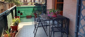 Spazioso Bilocale con Ampio Terrazzo, in Zona Tranquilla Vicino al Centro