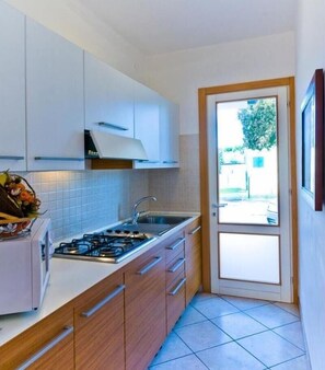 Refrigerador, microondas, parrilla de estufa y cafetera y tetera 