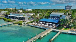 A waterfront hotel with a dock, a pool, and a restaurant. - Lucky Landing's (Jupiter)