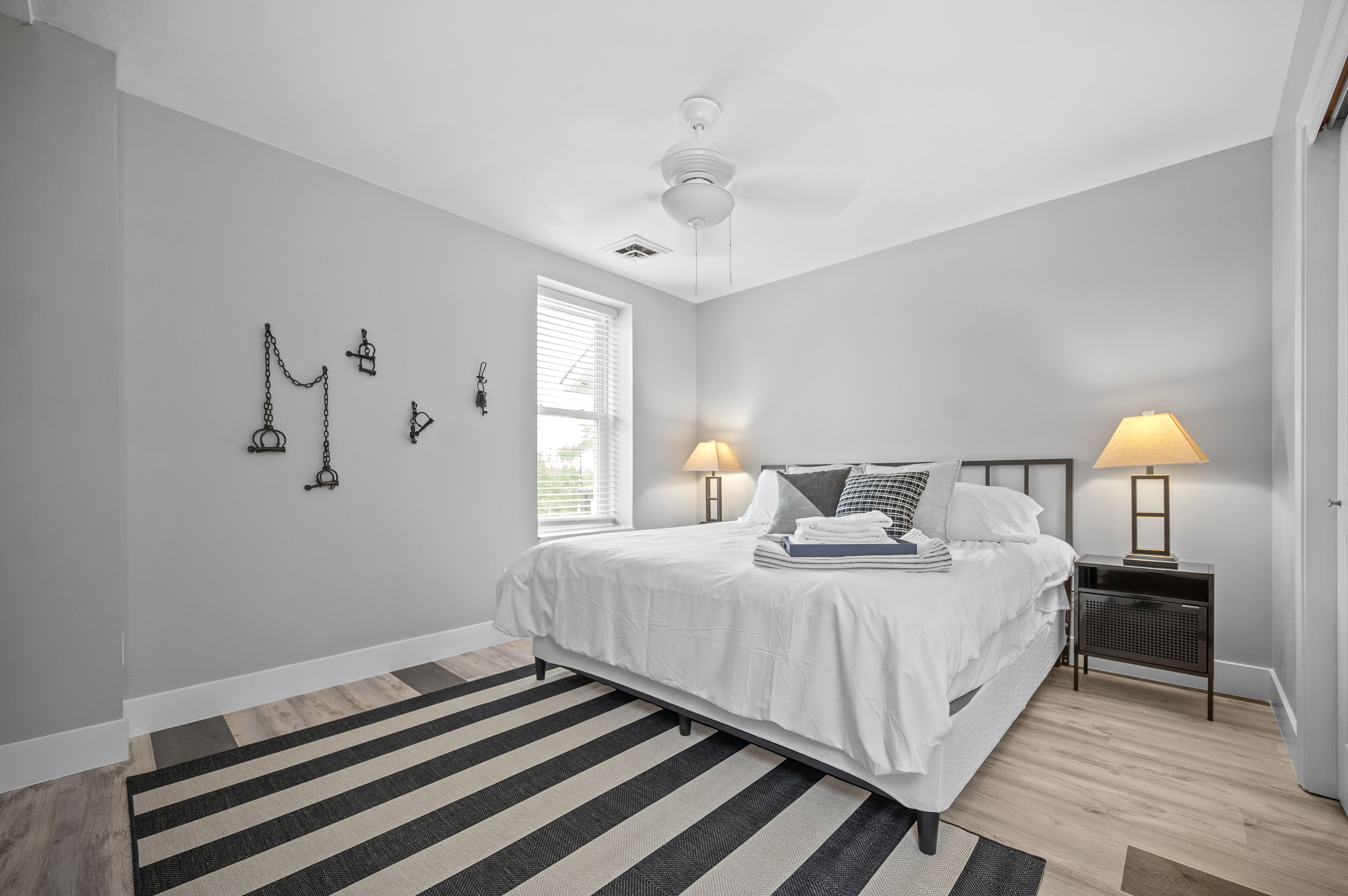 2 habitaciones, escritorio, tabla de planchar con plancha y wifi 