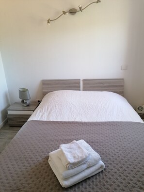 2 makuuhuonetta, työpöytä, silitysrauta/-lauta, ilmainen Wi-Fi