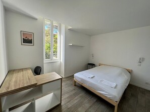 5 habitaciones, escritorio, internet y ropa de cama 