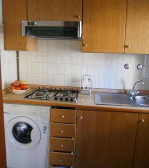 Refrigerador, microondas, parrilla de estufa y periquera 