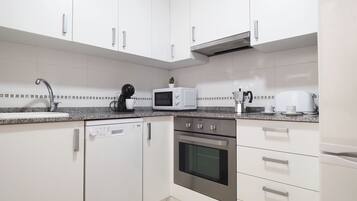 Appartement | Cuisine privée | Grand réfrigérateur, micro-ondes, four, lave-vaisselle