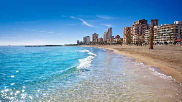 Trên bãi biển, cát trắng, dù trên bãi biển, khăn tắm biển 