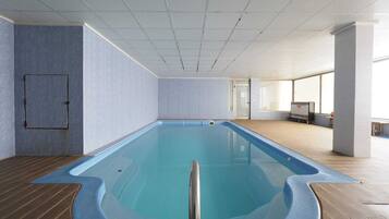 Una piscina cubierta