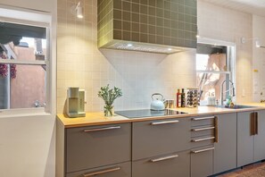 Frigorífico, microondas, horno y placa de cocina