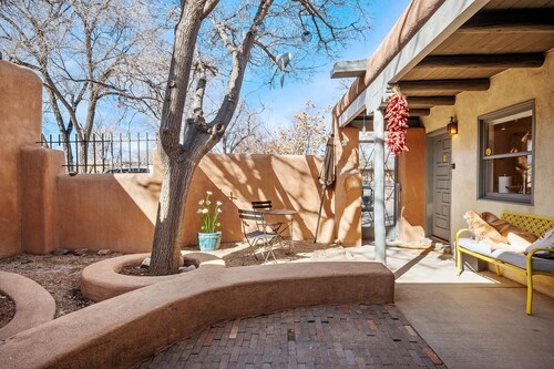 Beautiful Spacious Downtown Oasis!