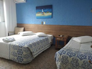 Tabla de planchar con plancha, wifi gratis y ropa de cama 