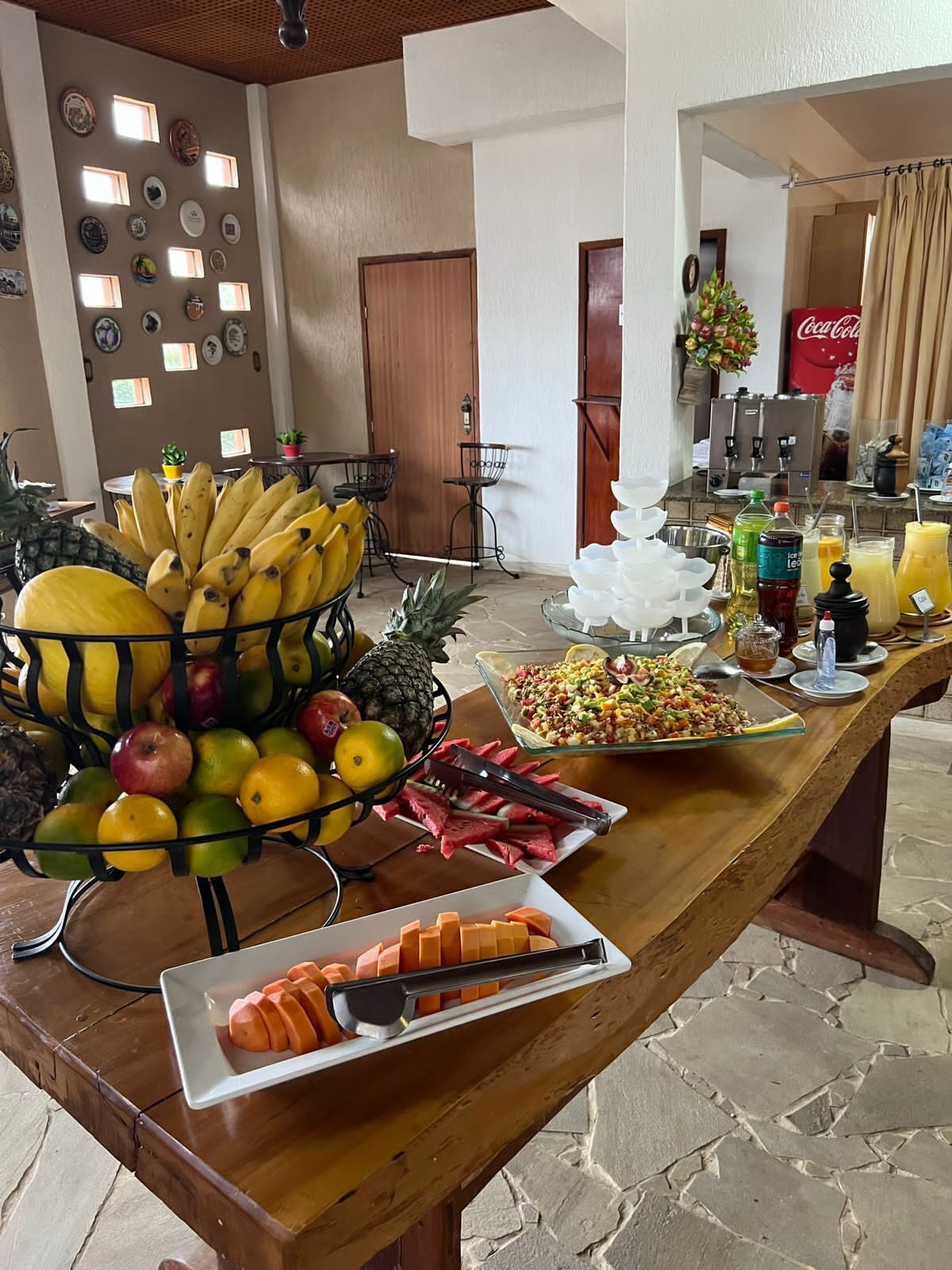 Ein reichhaltiges Buffet mit verschiedenen Früchten, Gemüse und einer Schale geschnittene Karotten.