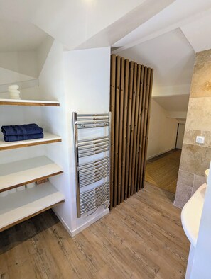 Regadera, secadora de cabello, toallas, jabón 