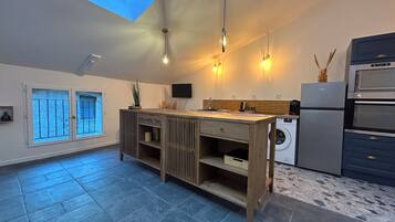 Réfrigérateur, micro-ondes, four, plaque de cuisson