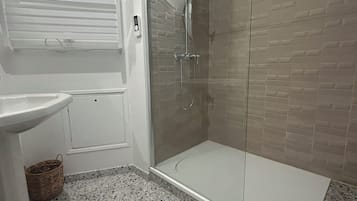 Ducha, secador de pelo, toallas, papel higiénico