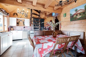Dining - Le Chalet Boisé - Maison avec jardin clôturé (Montoldre)