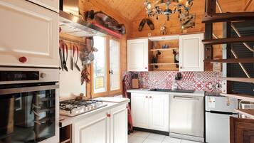 雪櫃、微波爐、焗爐、洗碗機