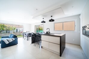 Refrigerador, microondas, horno y lavavajillas