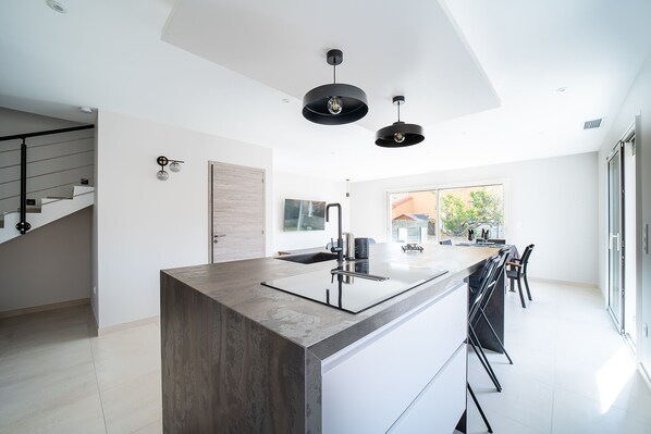 Refrigerador, microondas, horno y lavavajillas