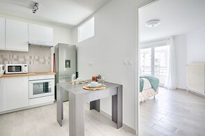 Een koelkast, een magnetron, een oven, een koffiezetapparaat/waterkoker