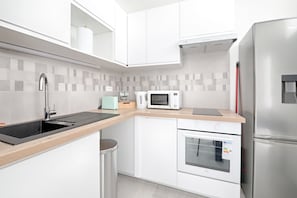 Fridge, microwave, oven, coffee/tea maker